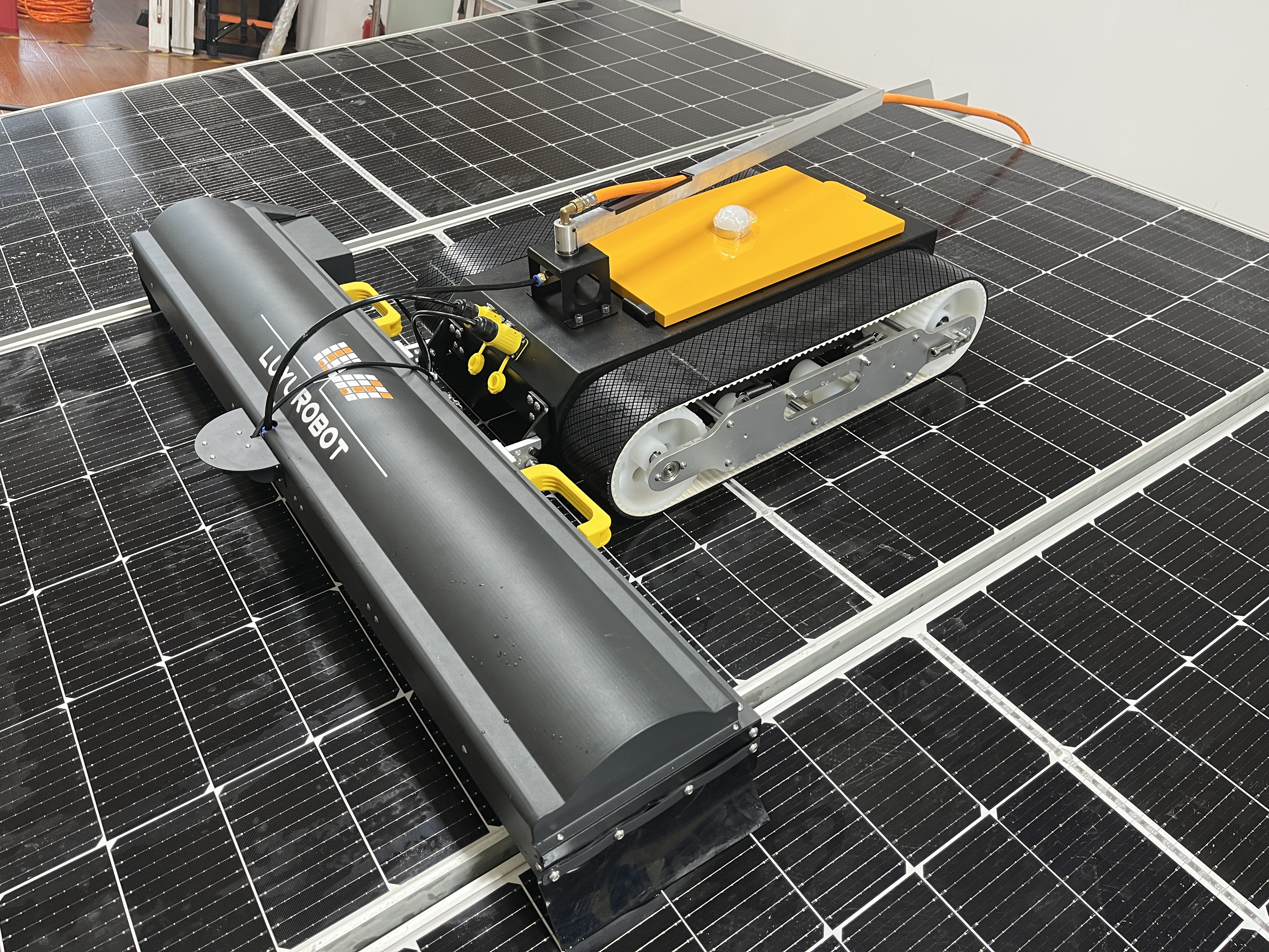 LY-LS系列“风征-12” 第四代光伏板清洗机器人