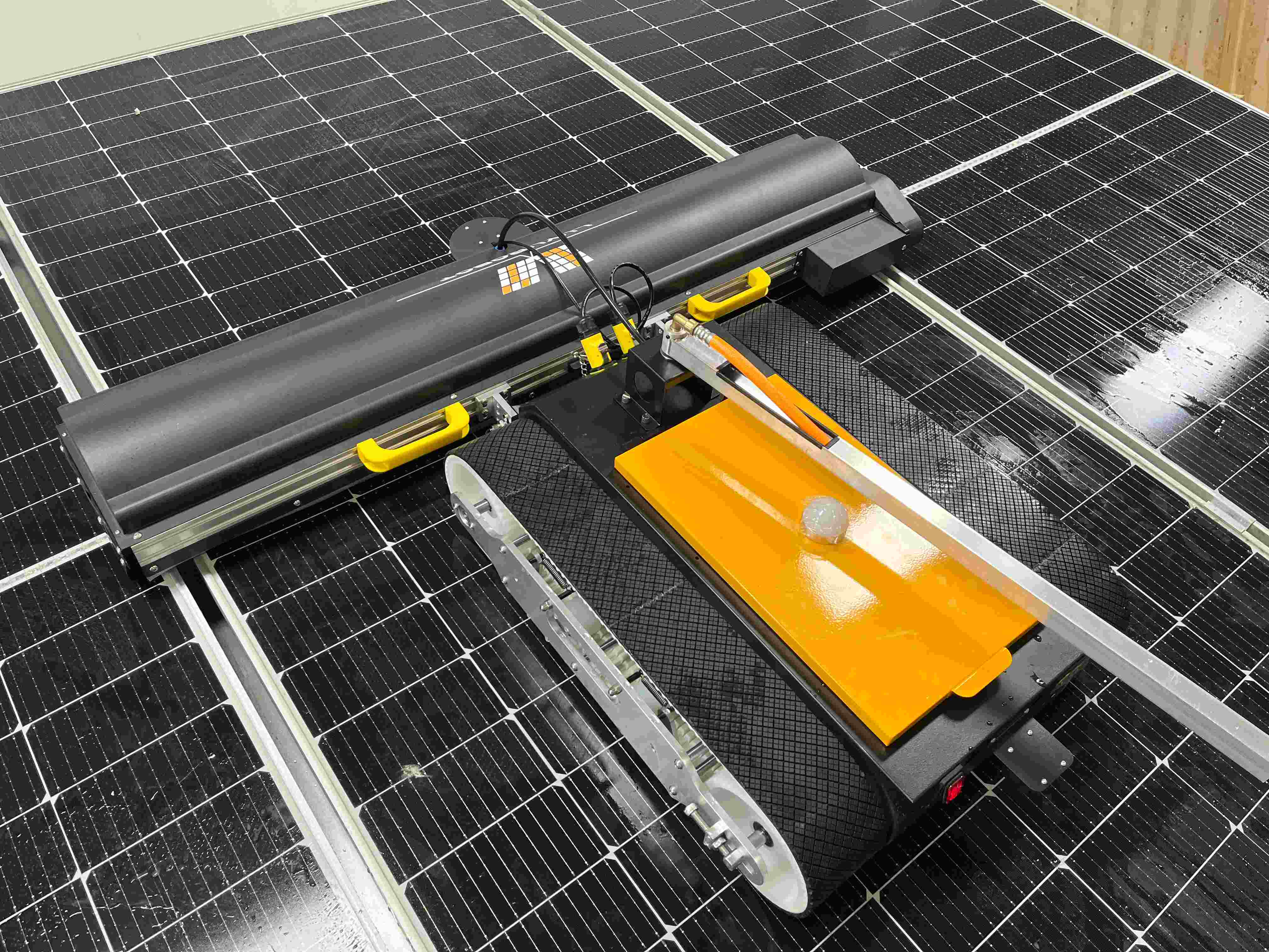 LY-LS series "Fengzheng-12" fourth generation photovoltaic panel cleaning robot